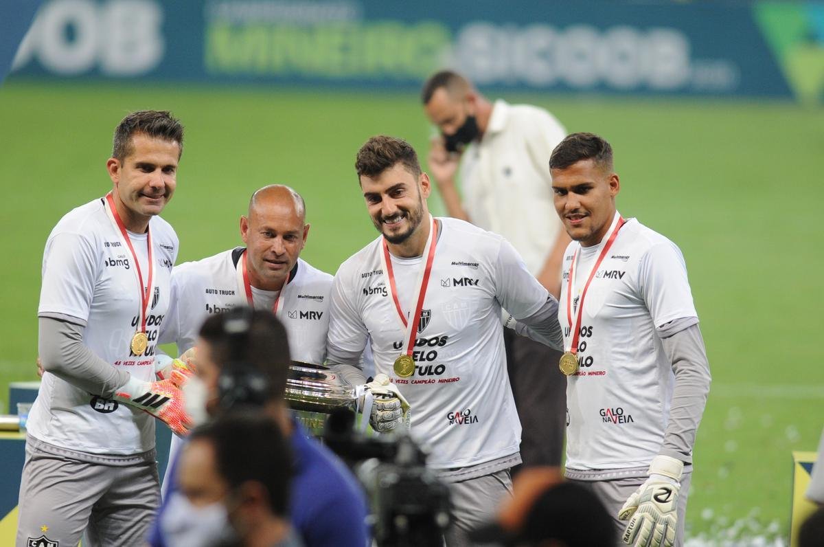 Atltico ergue a taa de campeo mineiro de 2020; na comemorao, tcnico Jorge Sampaoli  carregado pelos jogadores no Mineiro