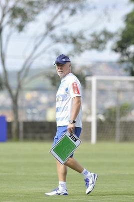 Mano Menezes montou Cruzeiro que deve encarar o Villa Nova no sbado e promoveu trs mudanas em relao ao ltimo jogo: Murilo entrou na vaga de Leo, Egdio no lugar de Marcelo Hermes e Robinho deu lugar a Ariel Cabral