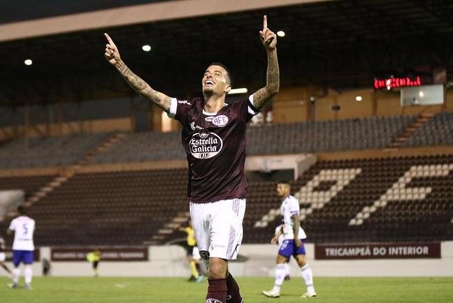 Ferroviria venceu com trs gols de Michel, dois de Welinton Torro (ex-Cruzeiro), um de Bruno Xavier, um de Tony (ex-Amrica) e um de Jhoninha