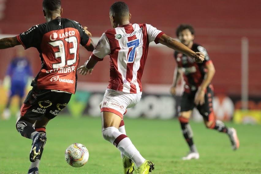 Nutico pressiona na segunda etapa, mas no consegue marcar gol em casa e fica no 0 a 0 com o Vitria. Alvirrubros ao menos impediram crescimento de sequncias de derrotas diante de rival direto na briga contra o rebaixamento