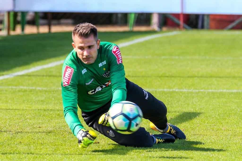 Galo fecha preparao para jogo contra o Grmio no CT do Internacional