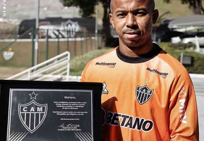 Mariano exibe a placa em homenagem pelos 100 jogos com a camisa do Atlético