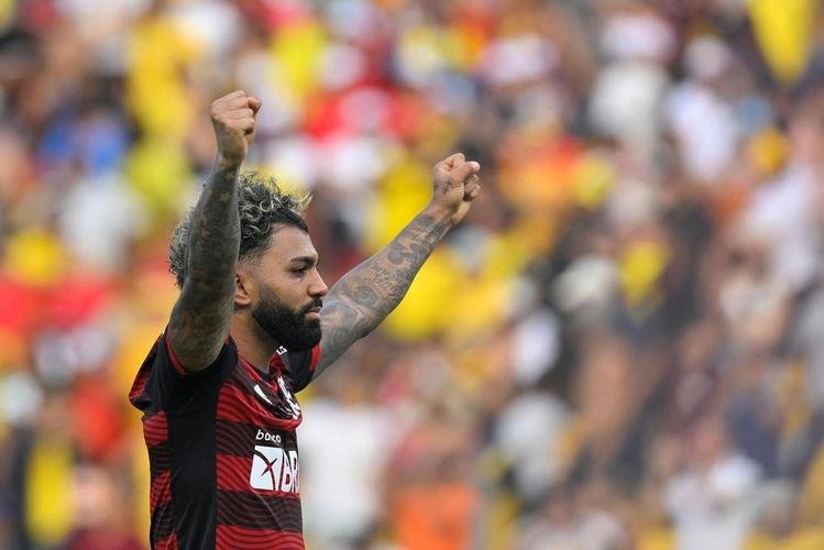 Flamengo ergue a taa de tricampeo da Copa Libertadores. Na final, venceu o Athletico por 1 a 0, em Guayaquil, com gol de Gabigol