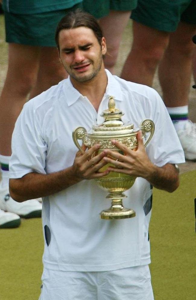 Lgrimas de alegria: Roger Federer com seu primeiro trofu de Wimbledon, conquistado em 2003 aps vitria sobre o australiano Mark Philippoussis 