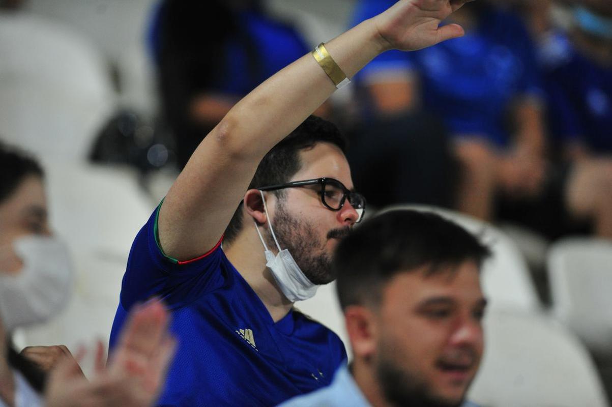 Torcida do Cruzeiro vai da euforia  decepo na Arena do Jacar no empate por 1 a 1 com o Operrio. Time azul saiu na frente, com gol de Claudinho. Depois, Paulo Srgio empatou, de pnalti, para os paranaenses. No fim, o gol da vitria, de Marcelo Moreno, foi anulado pelo VAR.