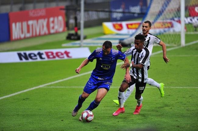 Hulk, do Atl�tico, e William Pottker, do Cruzeiro, discutiram no fim do cl�ssico vencido pelos celestes, por 1 a 0, e foram expulsos pelo �rbitro Paulo C�sar Zanovelli da Silva