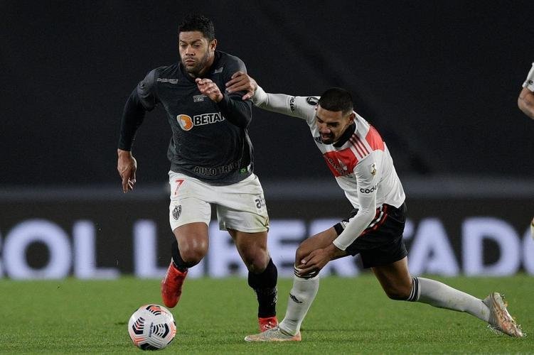 Nacho Fernndez, do Atltico, foi expulso aps atingir rival de forma involuntria