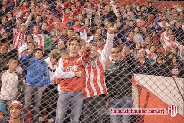 O estádio é conhecido por ser um caldeirão, com arquibancadas coladas no gramado