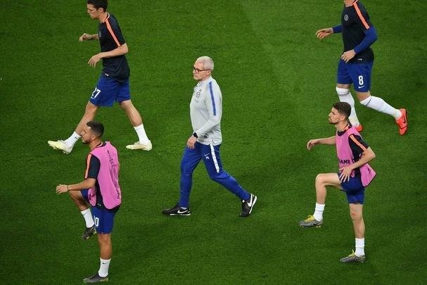 Com direito a um show de Hazard no segundo tempo, quando o craque belga marcou dois gols e ainda deu assistncia para Pedro balanar as redes, o Chelsea goleou o Arsenal por 4 a 1, nesta quarta-feira, no estdio Olmpico de Baku, no Azerbaijo, e conquistou o seu segundo ttulo da Liga Europa