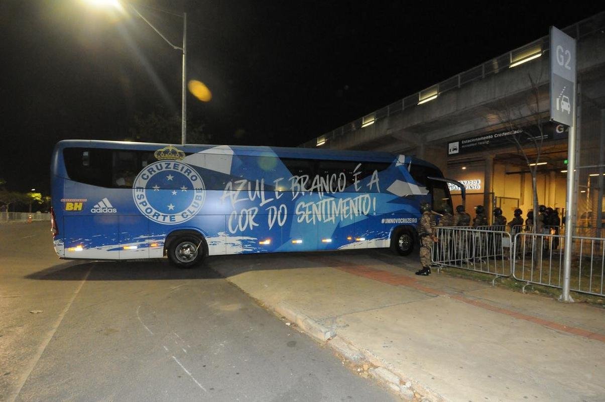 Torcida do Cruzeiro voltou ao Mineiro aps meses de ausncia devido  pandemia. Houve grandes filas devido  desorganizao do clube, que demorou a enviar funcionrios aos portes para fazer a conferncia dos exames de COVID-19. Na Alameda das Palmeiras, muitos cruzeirenses se aglomeraram e no usaram mscara prximo ao Bar do Peixe.