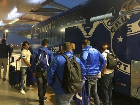 Delegao do Cruzeiro foi composta por 23 jogadores em viagem para Buenos Aires, na Argentina, local da partida de quarta, s 21h45, contra o Boca Juniors, pela Copa Libertadores. Meia uruguaio De Arrascaeta foi vetado e permaneceu em Belo Horizonte.