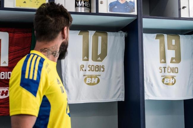 Cruzeiro lanou camisa branca, com detalhes em dourado, nesta quinta-feira (6 de maio)