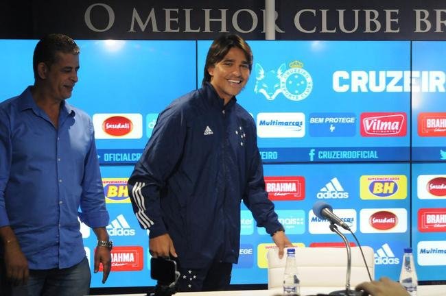 Fotos da apresenta��o do atacante Marcelo Moreno como novo refor�o do Cruzeiro para 2020. Boliviano surpreendeu ao tirar casaco e exibir pintura da camisa do clube sobre sua pele. Durante entrevista, jogador foi acompanhado pela esposa Marilisy Antonelli e pela filha, Maria Clara.