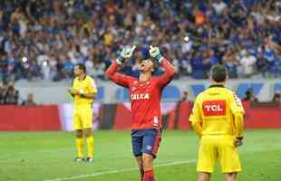 Cruzeiro 1 (3) x (2) 0 Grmio (jogo de volta da semifinal da Copa do Brasil de 2017): Fbio foi o heri da Raposa ao defender a cobrana do atacante Luan na disputa por pnaltis. Nos 90 minutos, Hudson marcou de cabea. Pblico foi de 55.227 torcedores (50.715 pagantes), que proporcionaram renda de R$ 1.730.781,00.