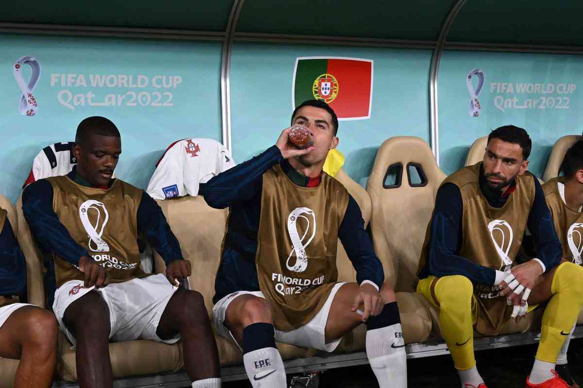 Cristiano Ronaldo comeou novamente no banco de reservas no duelo de Portugal contra Marrocos pelas quartas de final da Copa do Mundo. Batalho de fotgrafos registrou astro na condio de suplente