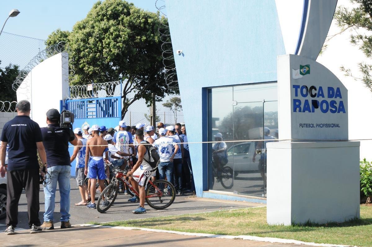 Integrantes da Mfia Azul protestaram na tarde desta tera, na porta da Toca II
