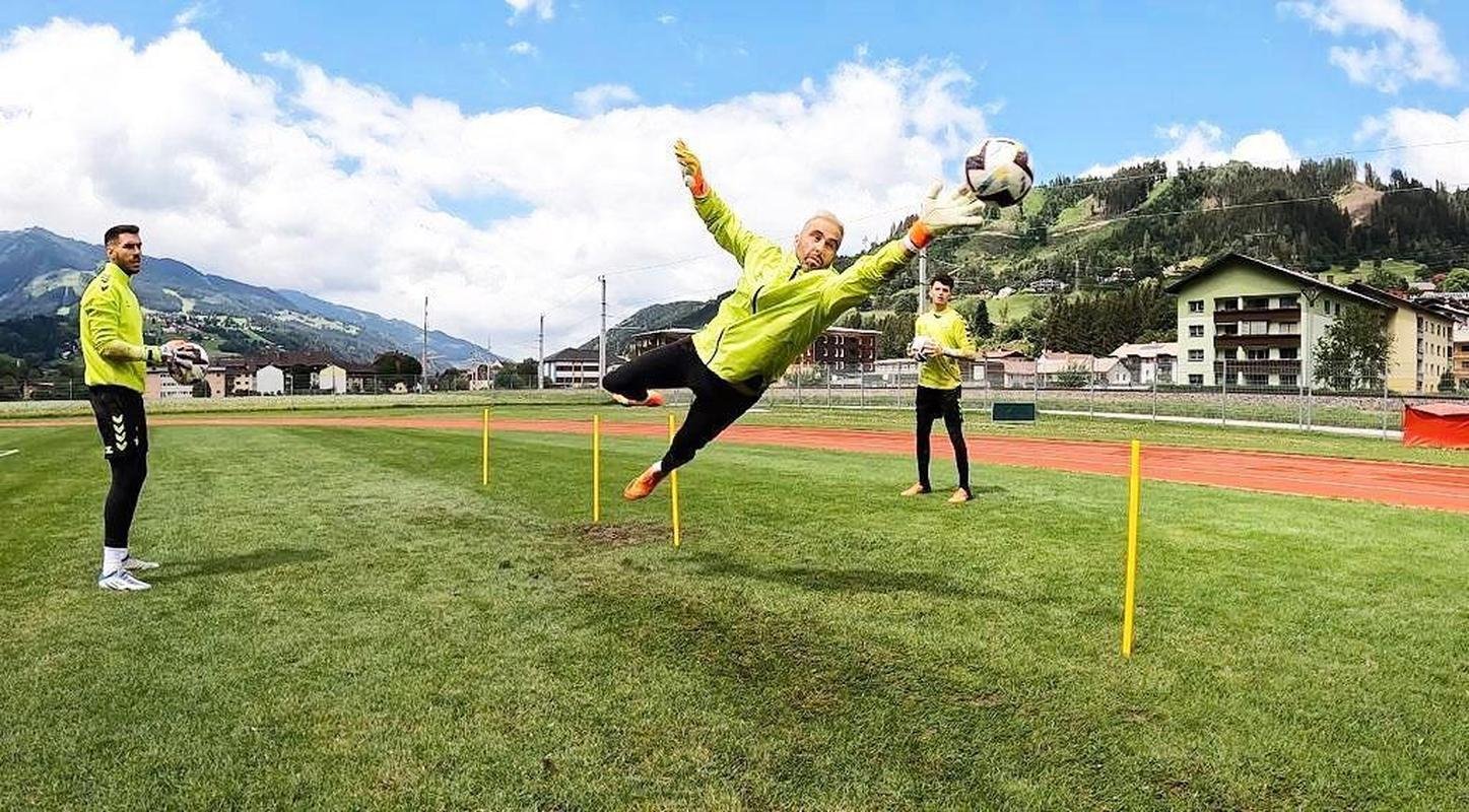 Claudio Bravo, goleiro do Betis (Espanha) - contrato at 30/06/2023
