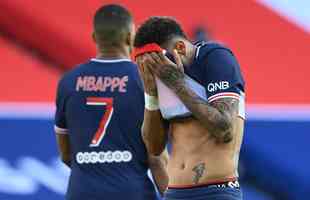 Neymar levou carto vermelho no final da derrota do PSG para o Lille, por 1 a 0, em Paris, ao dar um tranco no adversrio numa disputa de bola na lateral do campo. rbitro entendeu que ele usou fora desproporcional. O brasileiro j tinha carto amarelo e acabou sendo expulso.