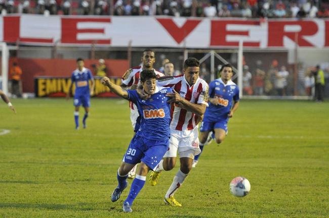 Em 2013, o Cruzeiro enfrentou o Villa Nova na semifinal do Campeonato Mineiro e avanou com duas vitrias: 4 a 0, no Castor Cifuentes, em Nova Lima, e 1 a 0, no Mineiro. Na deciso, o time celeste foi batido pelo Atltico.