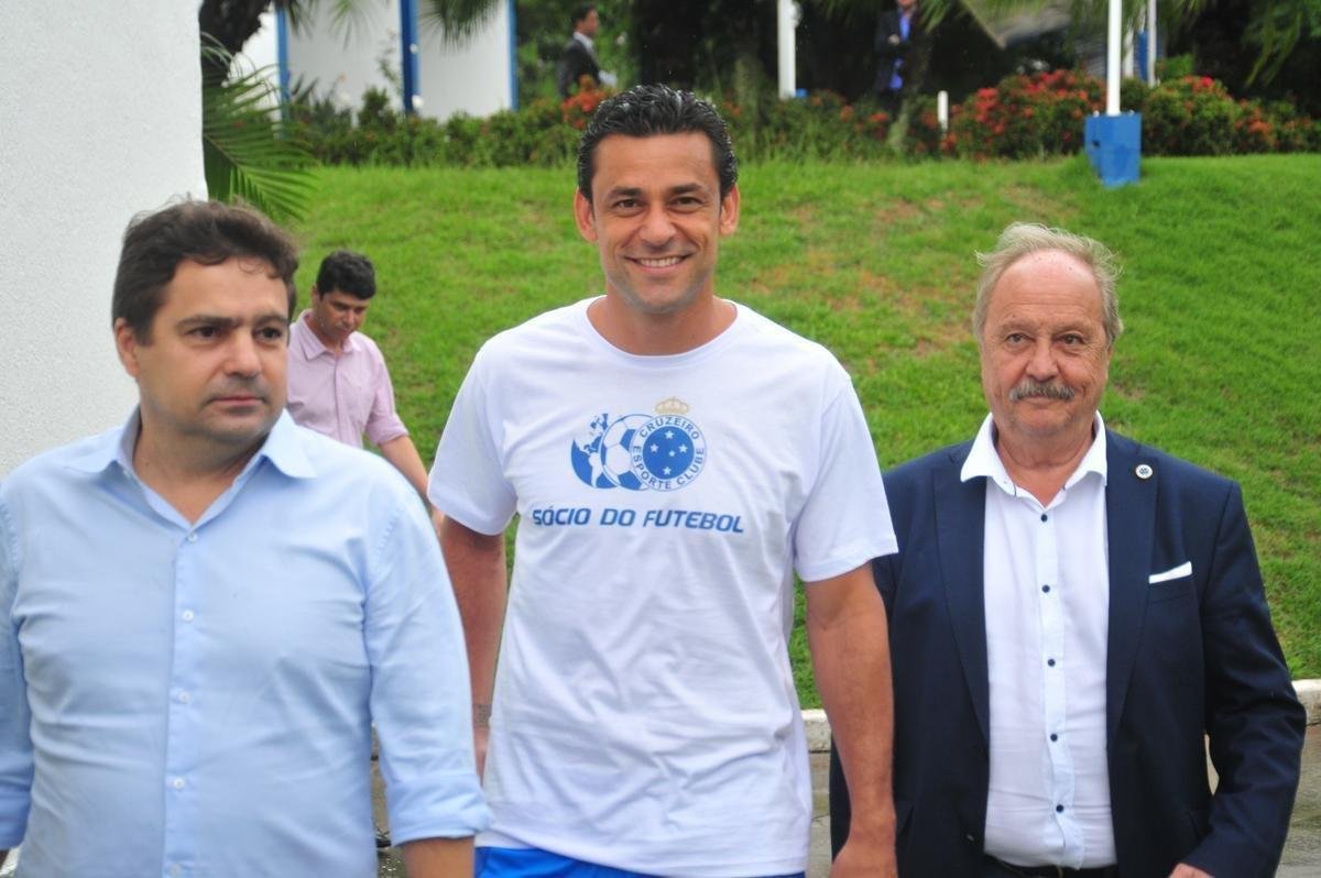 Fred foi apresentado no Cruzeiro pelo presidente Wagner Pires de S e pelo vice Itair Machado