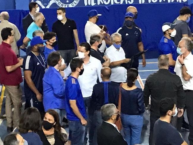 Conselheiros e associados do Cruzeiro durante votao de mudana do Estatuto do clube. Assembleia geral autorizou venda de at 90% das aes da SAF para investidores. Houve festa dos cruzeirenses no Parque Esportivo do Barro Preto, em BH, devido  possibilidade de chegada de recursos para tornar o futebol mais competitivo a partir de 2022.
