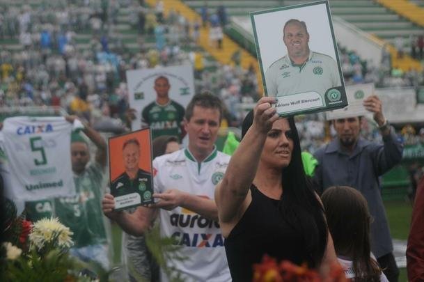 Familiares deram volta olmpica na Arena Cond com objetos e camisas das vtimas da Chapecoense. Emocionado, pblico cantou msicas do clube em homenagem aos mortos no acidente areo na Colmbia