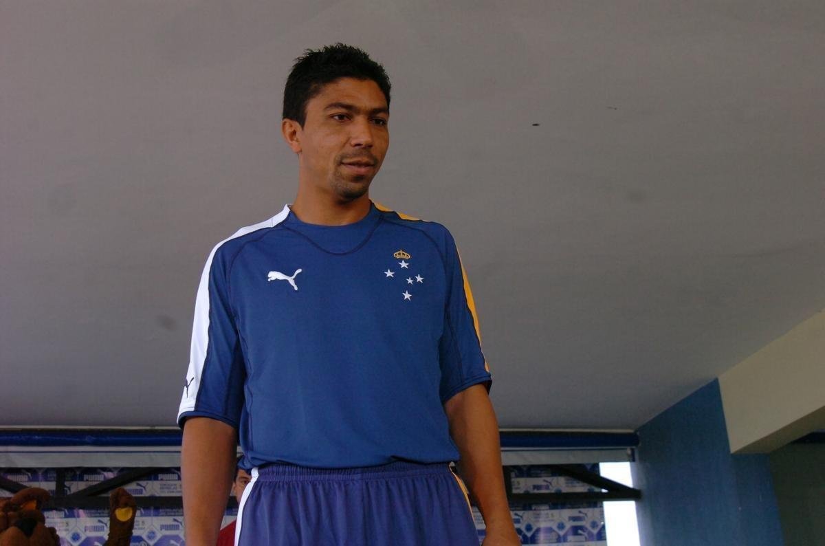 Giovane lber (2006): o j consagrado atacante chegou ao Cruzeiro depois de grandes passagens por Stuttgart-ALE, Bayern de Munique-ALE e Lyon-FRA. Em um ano, Elber vestiu a camisa 9 e marcou 18 gols nas 40 partidas que disputou. Ao fim da temporada 2016, anunciou o fim da carreira em virtude das fortes dores no tornozelo.