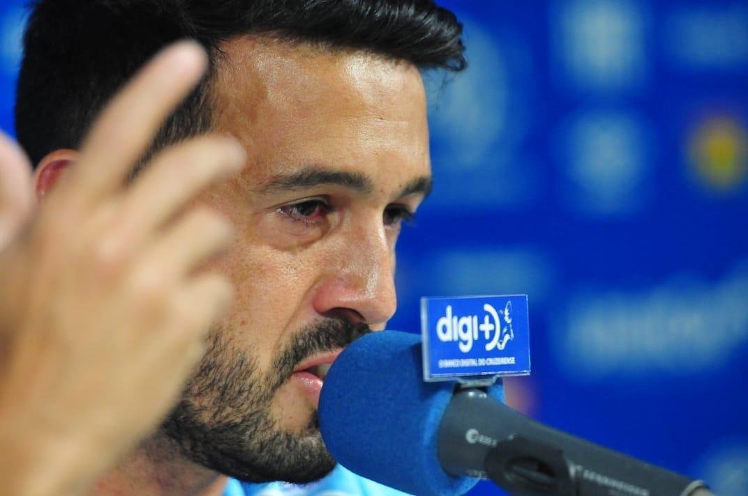 Lateral-direito Edilson se emocionou ao comentar situao vivida na Venezuela