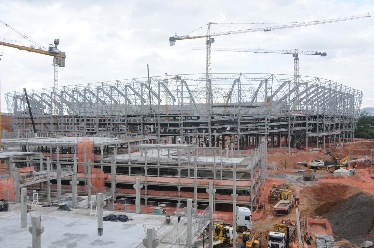 Nesta quarta-feira (20), as obras da Arena MRV, no Bairro Califrnia, em Belo Horizonte, adentraram em uma nova etapa. Isso porque as placas da cobertura do estdio comearam a ser instaladas, conferindo 'novo visual' ao projeto da futura casa do Atltico.
