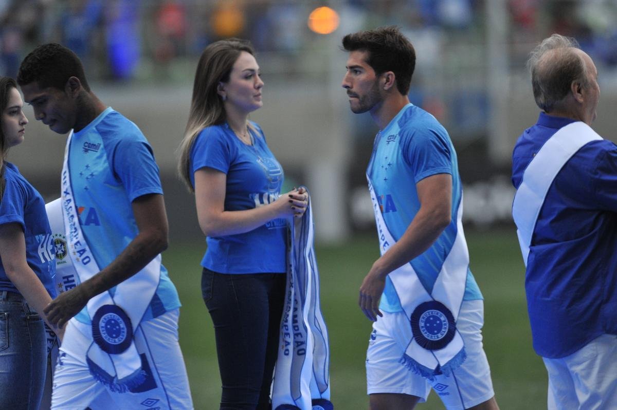 Jogadores, integrantes da comisso tcnica e dirigentes do Cruzeiro recebem faixas alusivas ao ttulo da Copa do Brasil