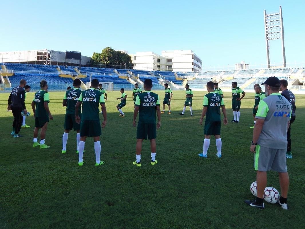 Elenco do Amrica fez ltimo treinamento, no Presidente Vargas, antes de duelo contra o Cear
