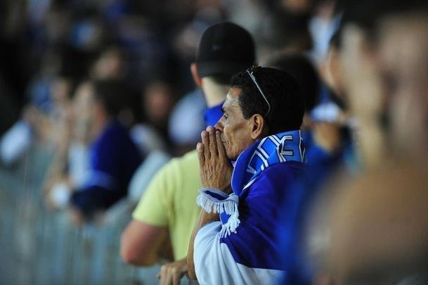 Torcida do Cruzeiro foi da esperana  decepo no Mineiro diante do River Plate