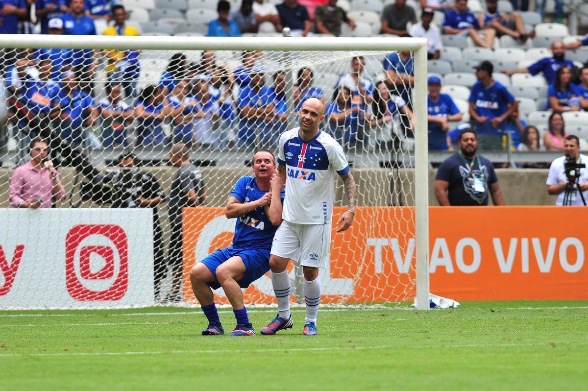 Cruzeiro: time campeo da Trplice Coroa de 2003 venceu equipe de masters por 2 a 1, neste domingo, em jogo festivo realizado no Mineiro