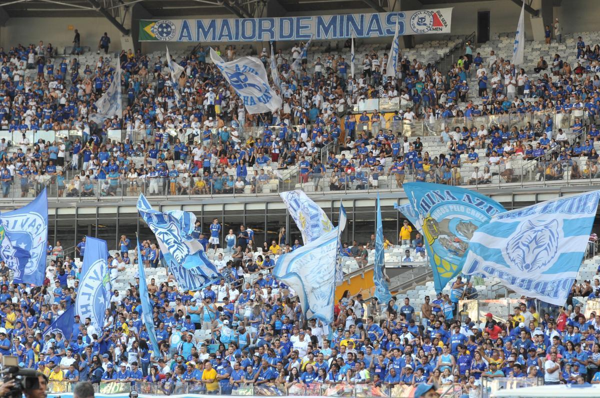 Imagens das torcidas de Cruzeiro e So Paulo no Mineiro
