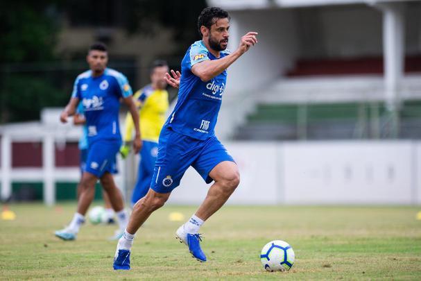 Jogadores do Cruzeiro treinaram nesta terça-feira nas Laranjeiras, estádio do Fluminense, no Rio de Janeiro. Adilson Batista pode promover entradas de Ezequiel e Fred ao time diante do Grêmio, na quinta-feira.