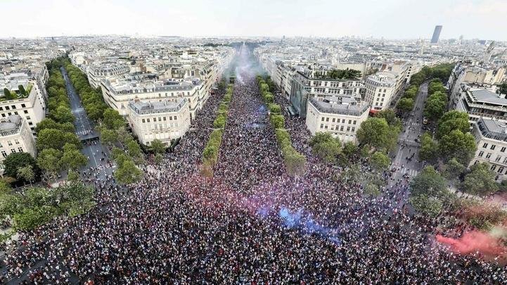 Torcedores franceses tomaram principais pontos turísticos e avenidas de Paris para celebrar o bi mundial