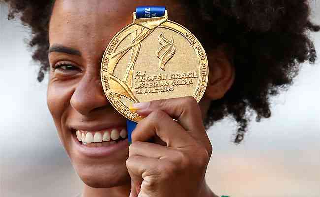 Tiffani Marinho com a medalha de ouro: melhor marca pessoal nos 400m