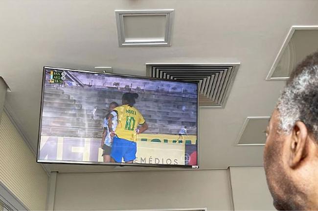 Kelly Nascimento, filha de Pelé, postou imagem do Rei vendo Marta e o Brasil em ação