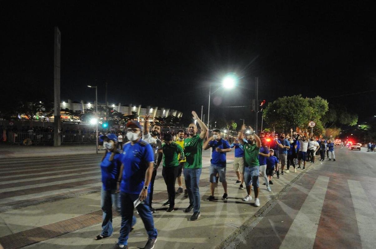 Torcida do Cruzeiro voltou ao Mineiro aps meses de ausncia devido  pandemia. Houve grandes filas devido  desorganizao do clube, que demorou a enviar funcionrios aos portes para fazer a conferncia dos exames de COVID-19. Na Alameda das Palmeiras, muitos cruzeirenses se aglomeraram e no usaram mscara prximo ao Bar do Peixe.