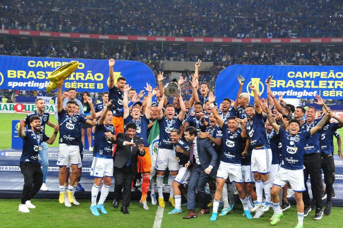 Cruzeiro levanta a taa da Srie B e faz festa no Mineiro
