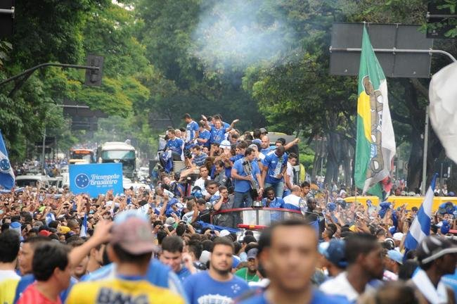 Depois de vencer o Vitria por 3 a 1 no Barrado, em Salvador, na noite de 13 de novembro de 2013, e confirmar o tricampeonato brasileiro, o Cruzeiro desembarcou em Confins numa quinta-feira e foi recebido por milhares de pessoas nas ruas de Belo Horizonte. O elenco desfilou em carro pela Avenida Antnio Carlos, pela Avenida Afonso Pena, no Centro, e foi em direo  sede do Barro Preto. Esta, sem dvida, foi a festa que envolveu o maior nmero de pessoas na capital mineira.