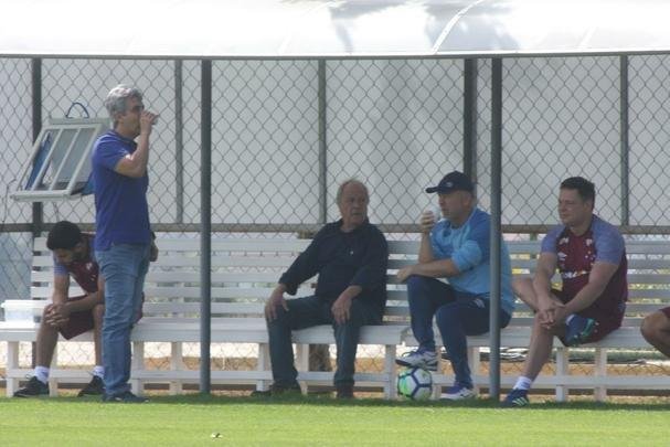 Presidente do Cruzeiro, Wagner Pires de S, acompanhou treino deste sbado, na Toca da Raposa II. Mais uma vez, Arrascaeta treinou normalmente e est cotado para iniciar como titular diante do Atltico-PR, na segunda-feira, no Mineiro, pelas oitavas de final da Copa do Brasil
