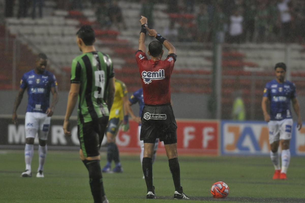 Forte chuva atrasou comeo de Amrica x Cruzeiro, no Horto