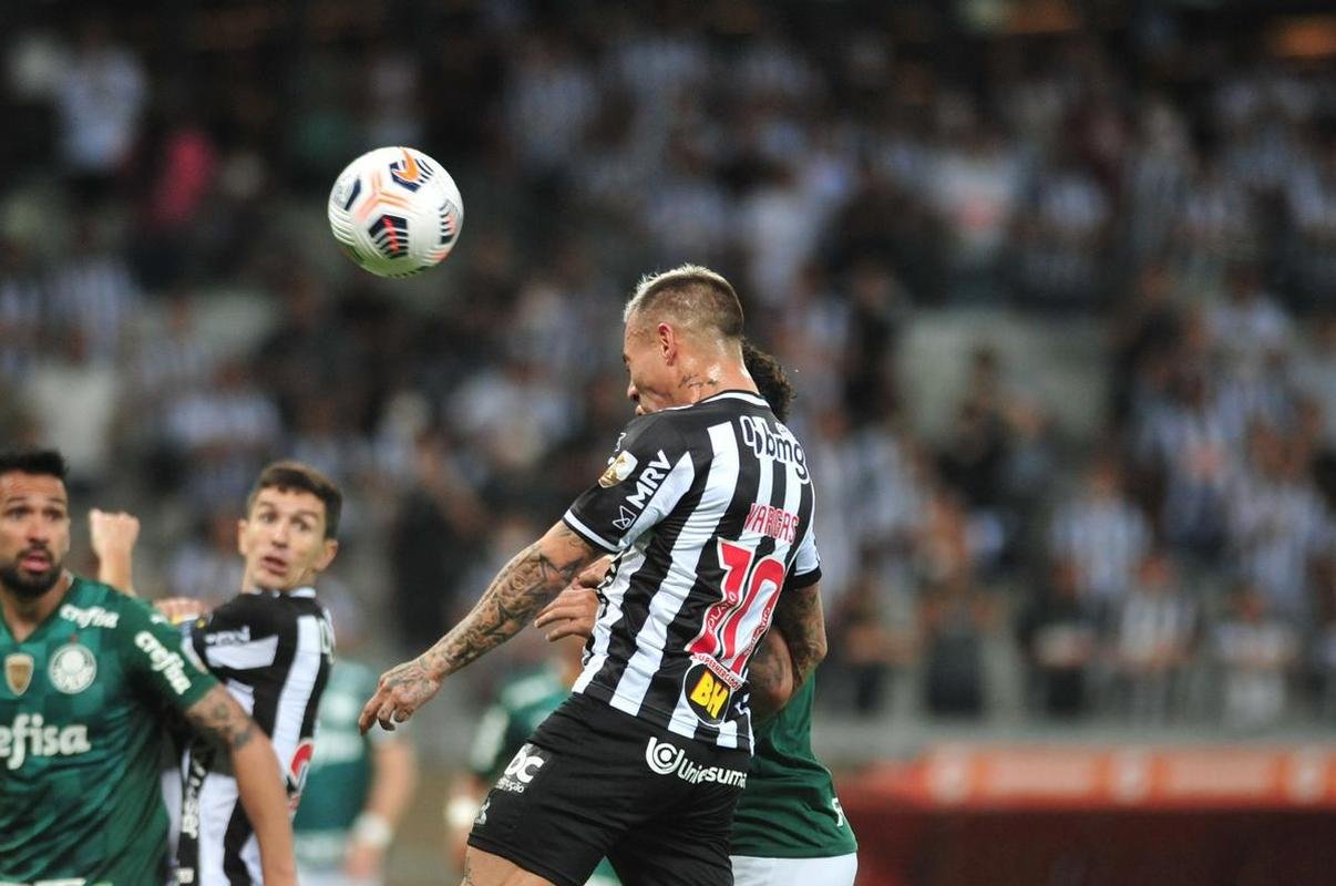 No segundo tempo, de cabea, Vargas abriu o placar para o Atltico no Mineiro: 1 a 0