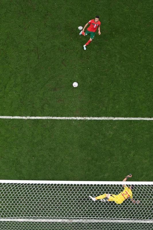 Goleiro Unai Simn caiu para o canto direito, e Hakimi cavou no meio do gol para levar Marrocos s quartas