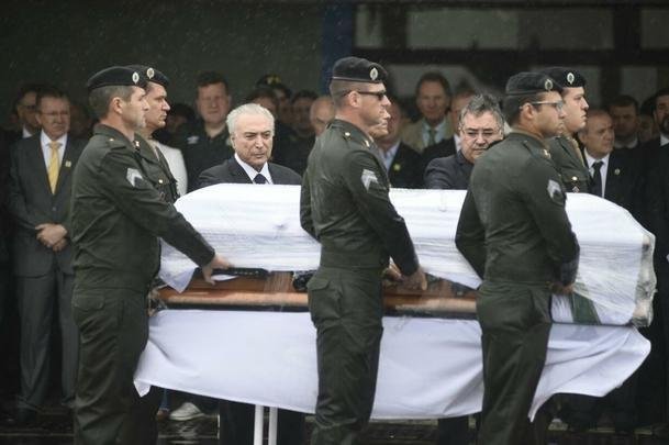 Honras militares na chegada das vítimas ao Aeroporto de Chapecó. Presidente Michel Temer esteve presente