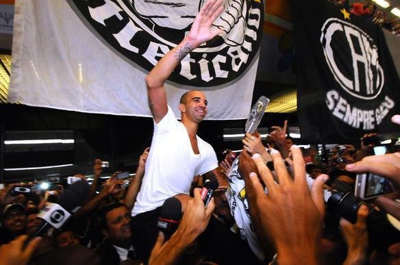 Diego Tardelli nos braos da torcida do Atltico, na chegada a Confins.
Atacante assinar contrato de quatro anos com o clube