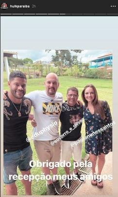 Hulk em BH ao lado do fisioterapeuta do Shangai, Eduardo Santos (de branco)