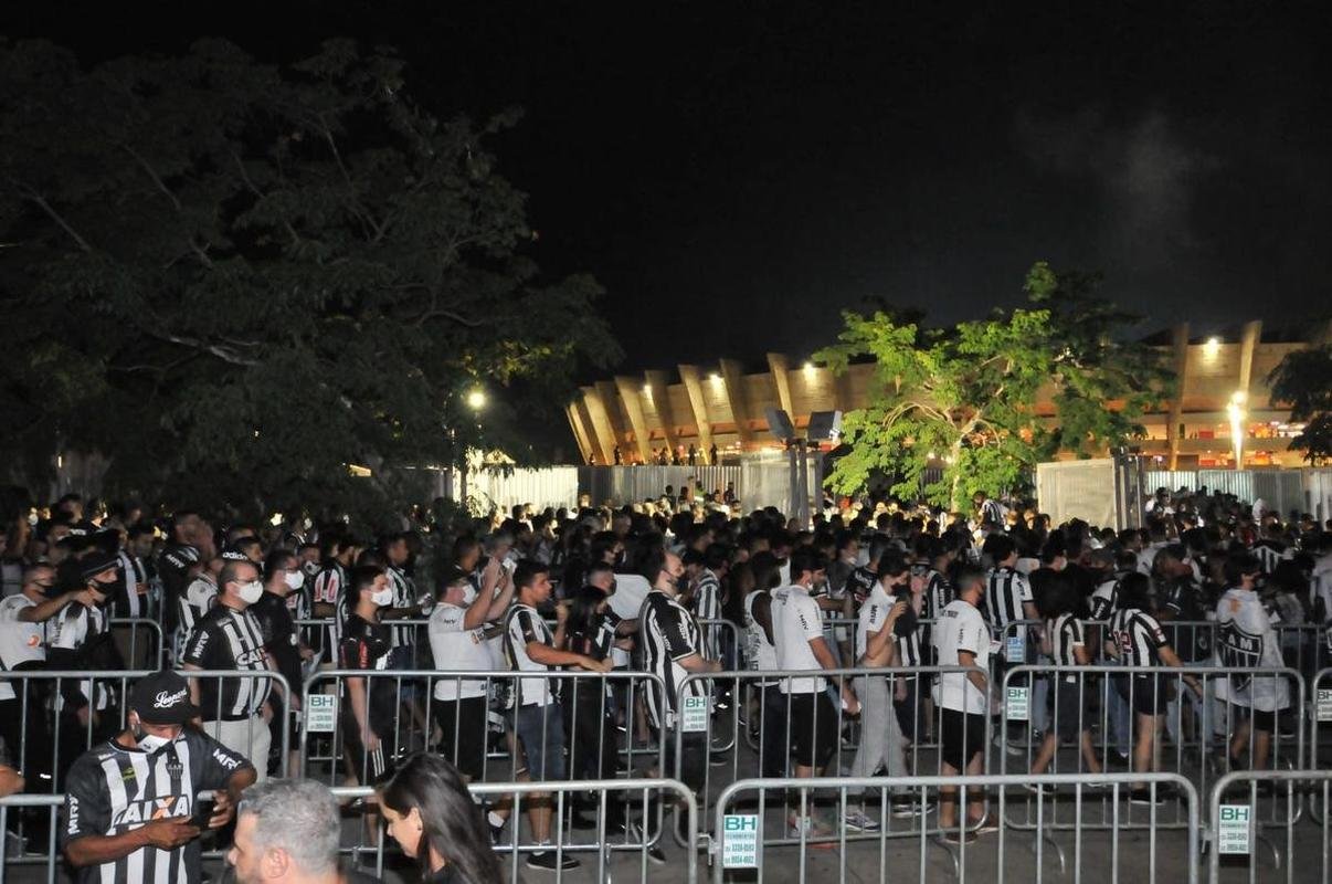 Atleticanos invadiram o Mineiro no jogo contra o Grmio e bateram recorde de pblico no Brasileiro; veja fotos do entorno do estdio antes da partida