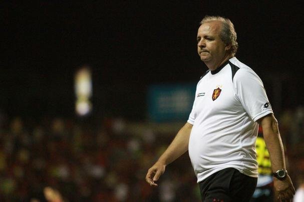 Apesar de ter apenas uma derrota em 12 partidas (cinco vitrias e outro seis empates), Vado no conseguiu agradar nem a diretoria e nem os torcedores em 2013